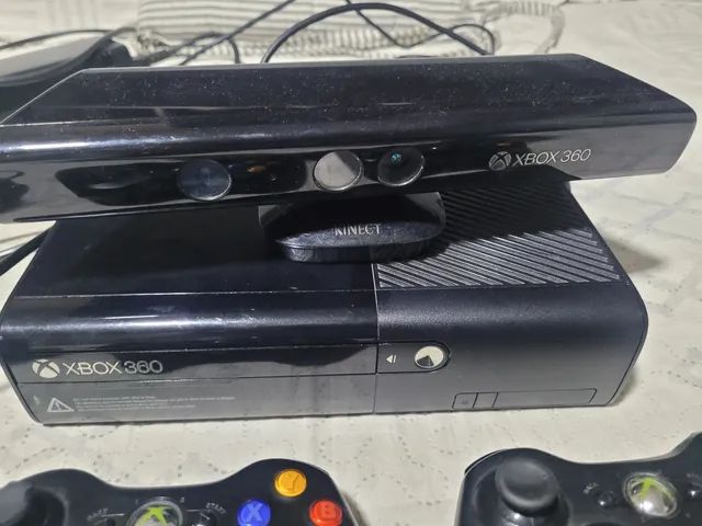 Xbox 360 Bloqueado (Usado) em ótimo estado + 1 controle original e 1  paralelo + 10 jogos originais + Kinect + duas baterias e carregadores.