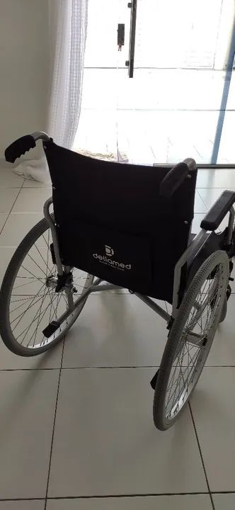 Cadeira de rodas nova na caixa