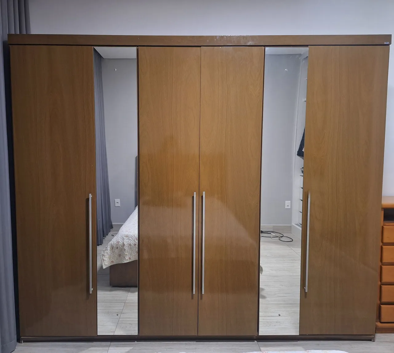 Guarda-Roupa de Casal Amadeirado 6 Portas