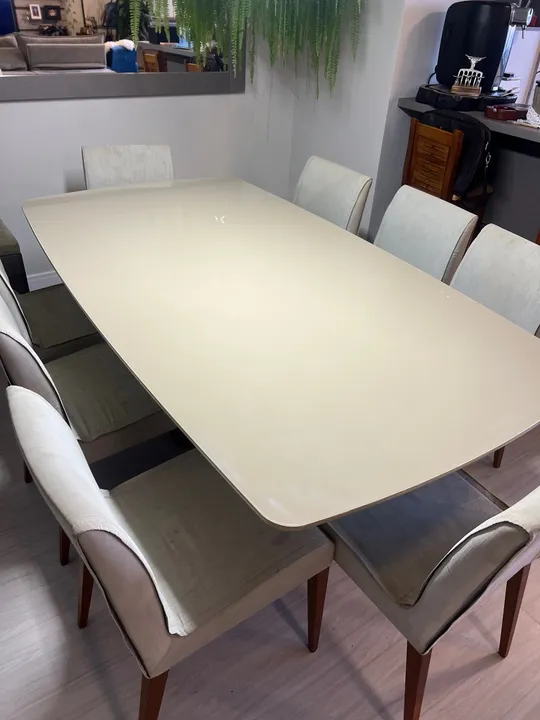 Mesa laqueada bege 8 lugares com cadeiras