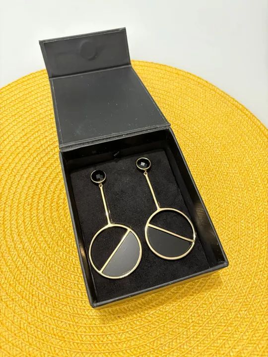 Brinco Animale Preto e Dourado - todo em metal