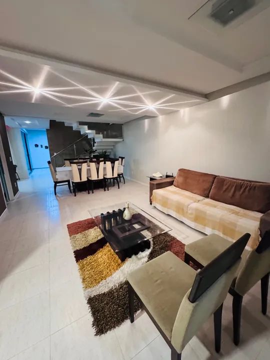 Casa em condomínio, com: Piscina e Churrasqueira