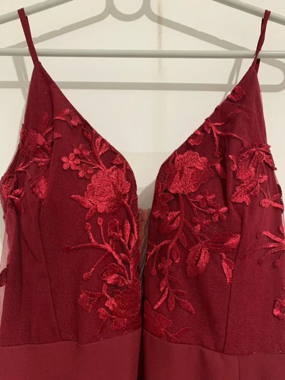 Vestido longo de madrinha na cor Marsala