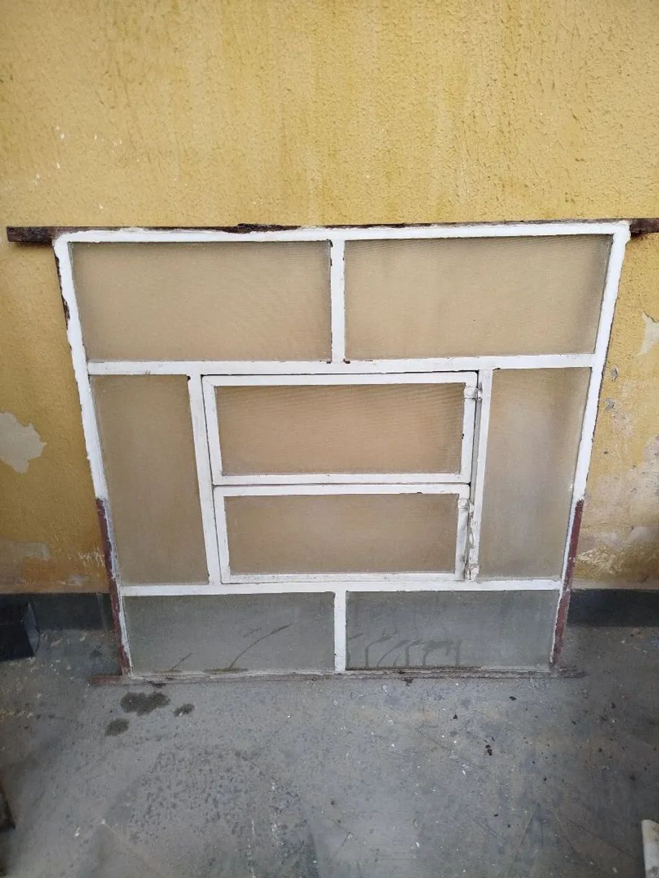 Janela antiga de ferro com vidro