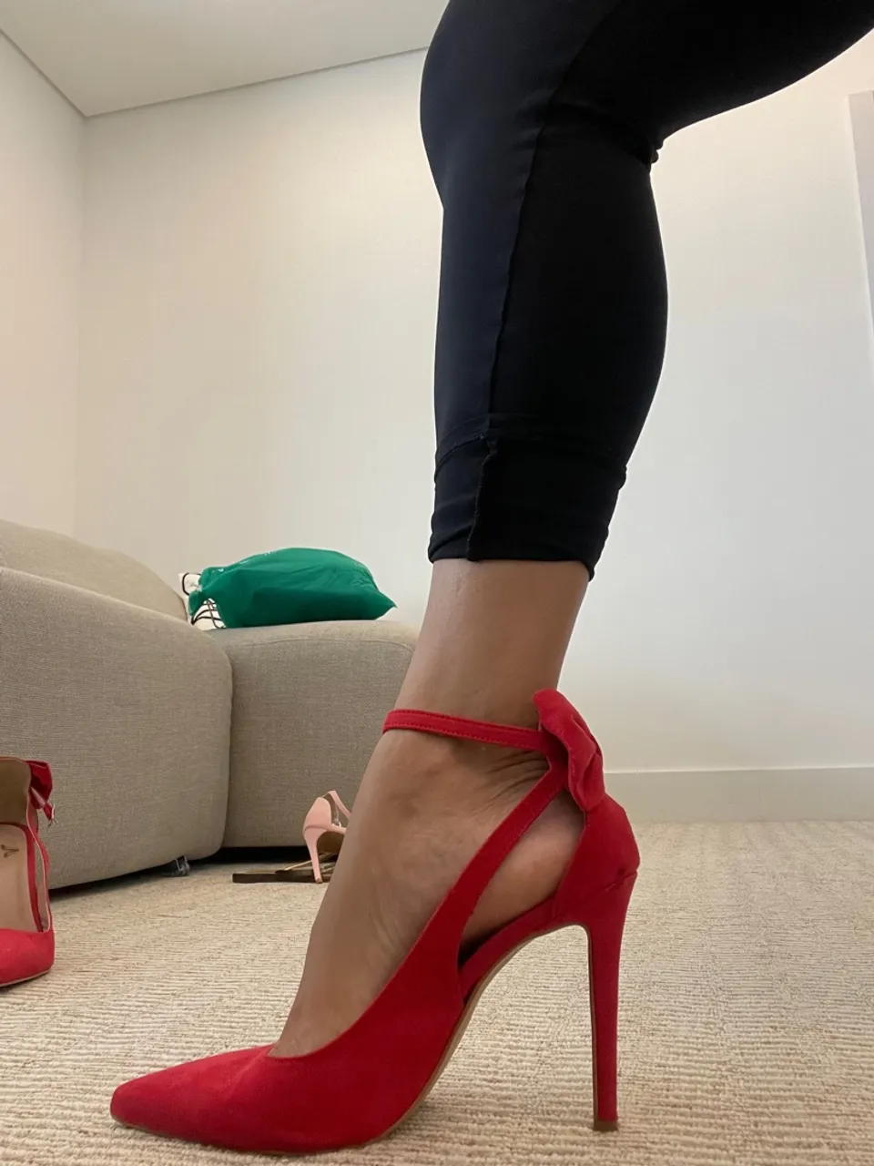 Scarpin vermelho salto alto com laço