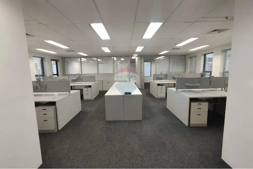 Sala Comercial Mobiliada em Pinheiros  16 Posições, 2 Salas de Reunião e 2 Vagas