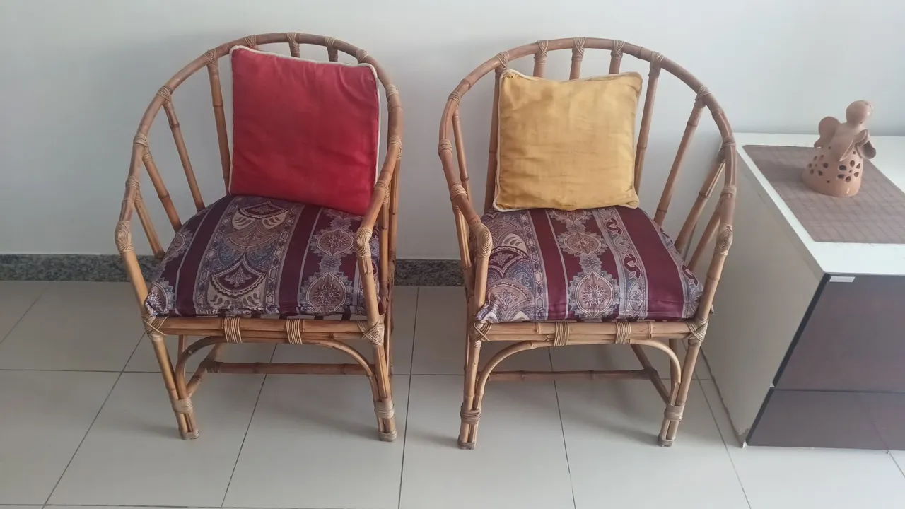 Poltronas de bambu com almofadas