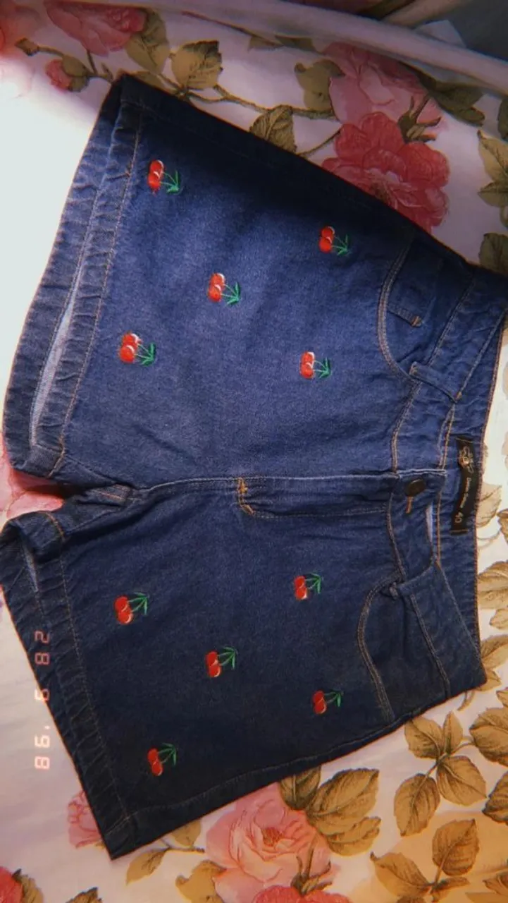 Shorts Jeans Bordado Cereja - Estilo e Conforto!