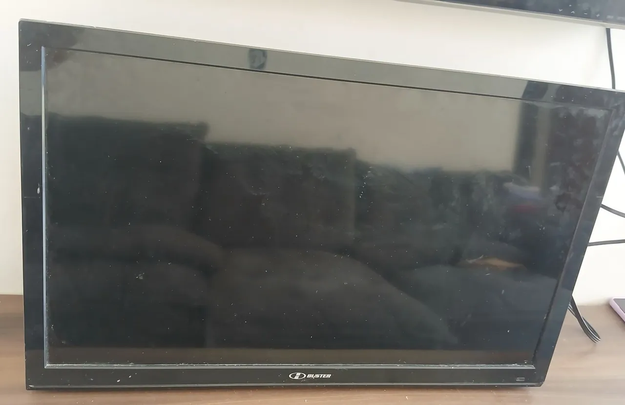 TV Hbuster para conserto ( as vezes liga e outras vezes não. E alguns botões quebrados)