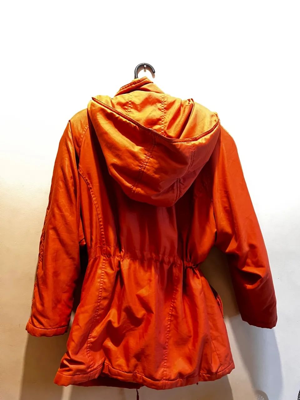 Jaqueta laranja com capuz  - Foto 3