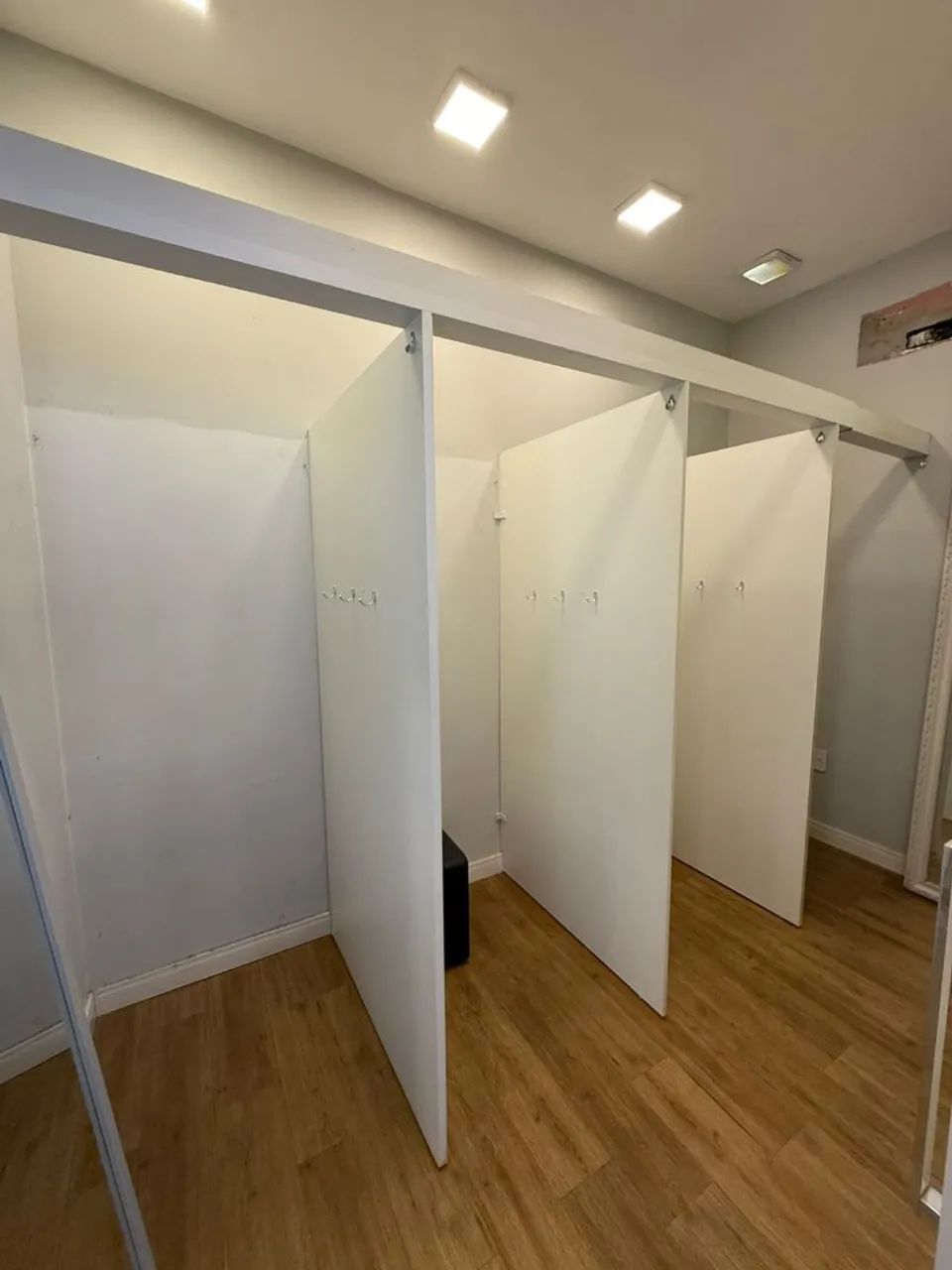 Store Fitting Room with 4 Units