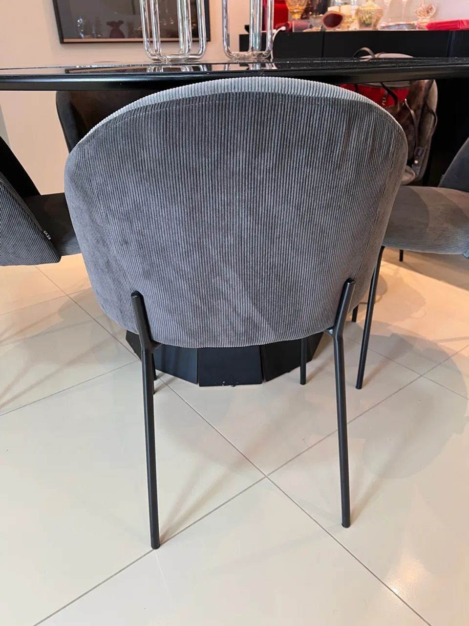Mesa de jantar redonda em vidro preto e 5 cadeiras estofadas de jantar   - Foto 2