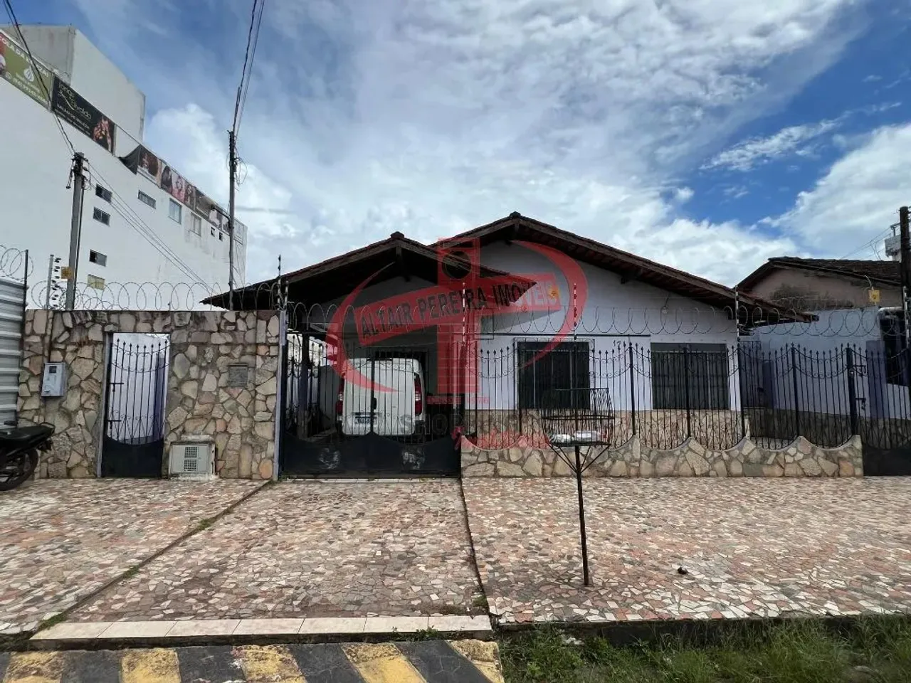 AMPLA CASA DISPONÍVEL PARA LOCAÇÃO NO CENTRO DA CIDADE DE MACAPÁ