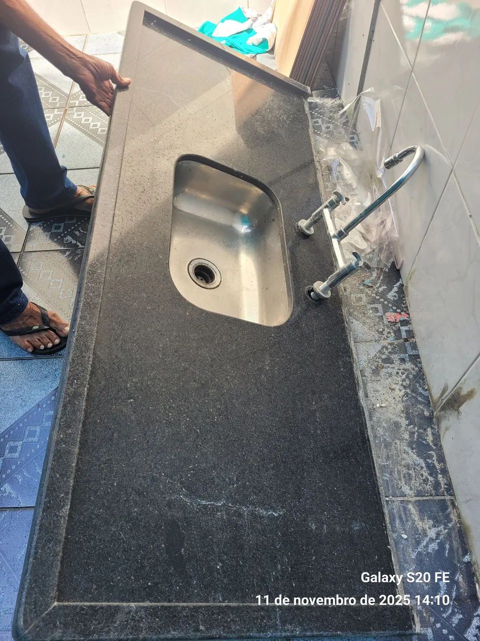 Pia com torneira usada