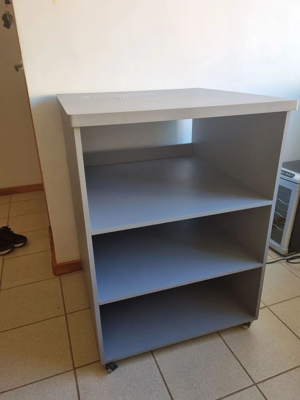 Estante de 3 prateleiras com rodízios