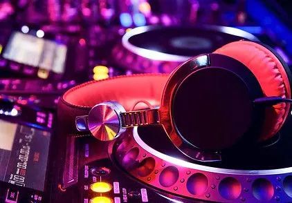 DJ, Luz e Som - Festa de todos os tipos e com as músicas que vc quiser!