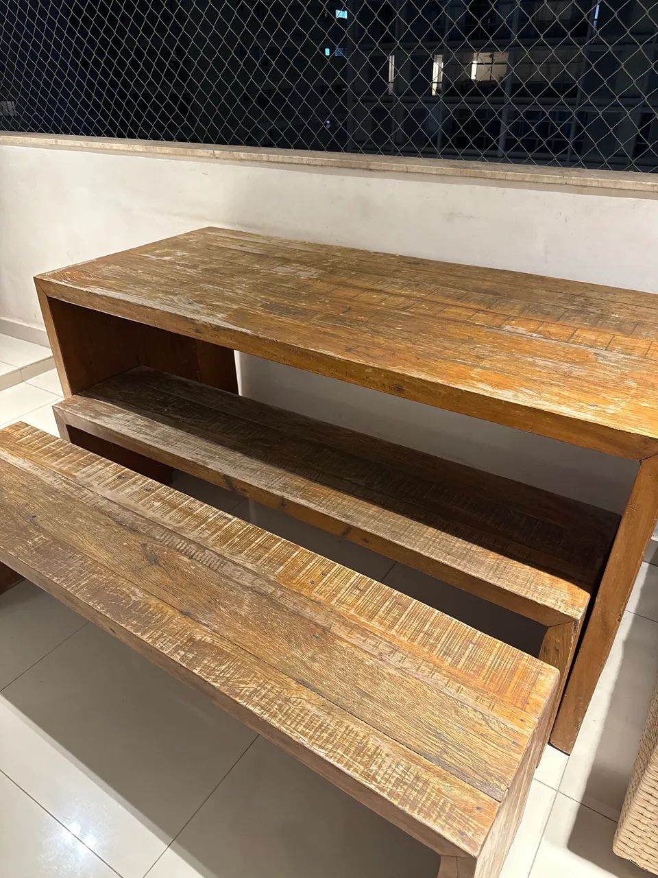 Mesa con dois bancos 