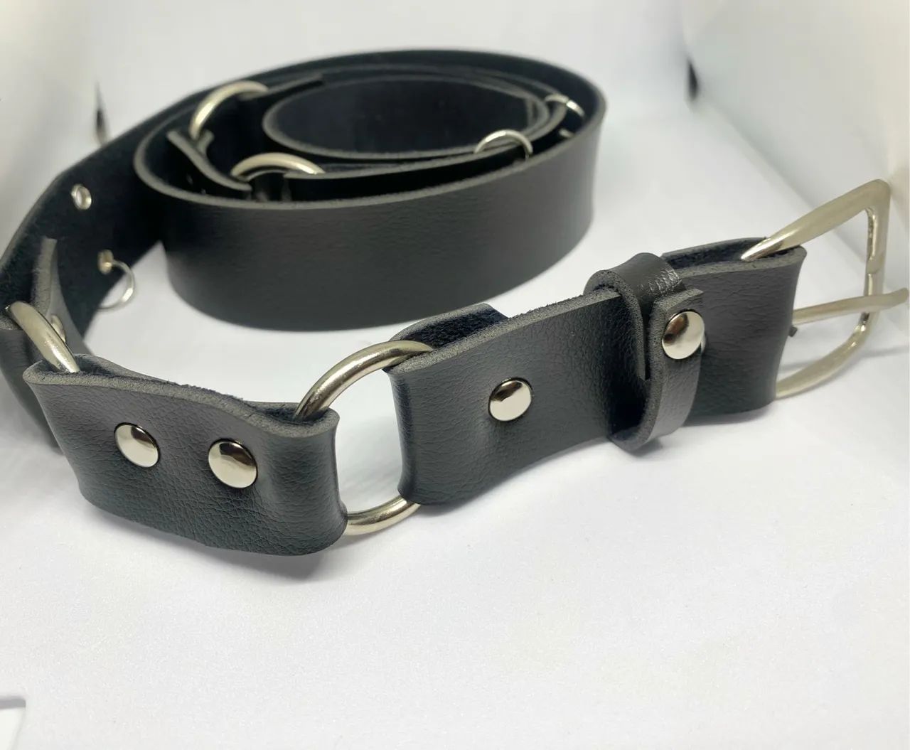 Cinto de couro preto com detalhes em metal