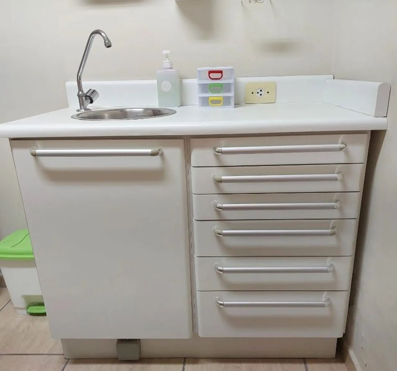 Armário com uma cuba.