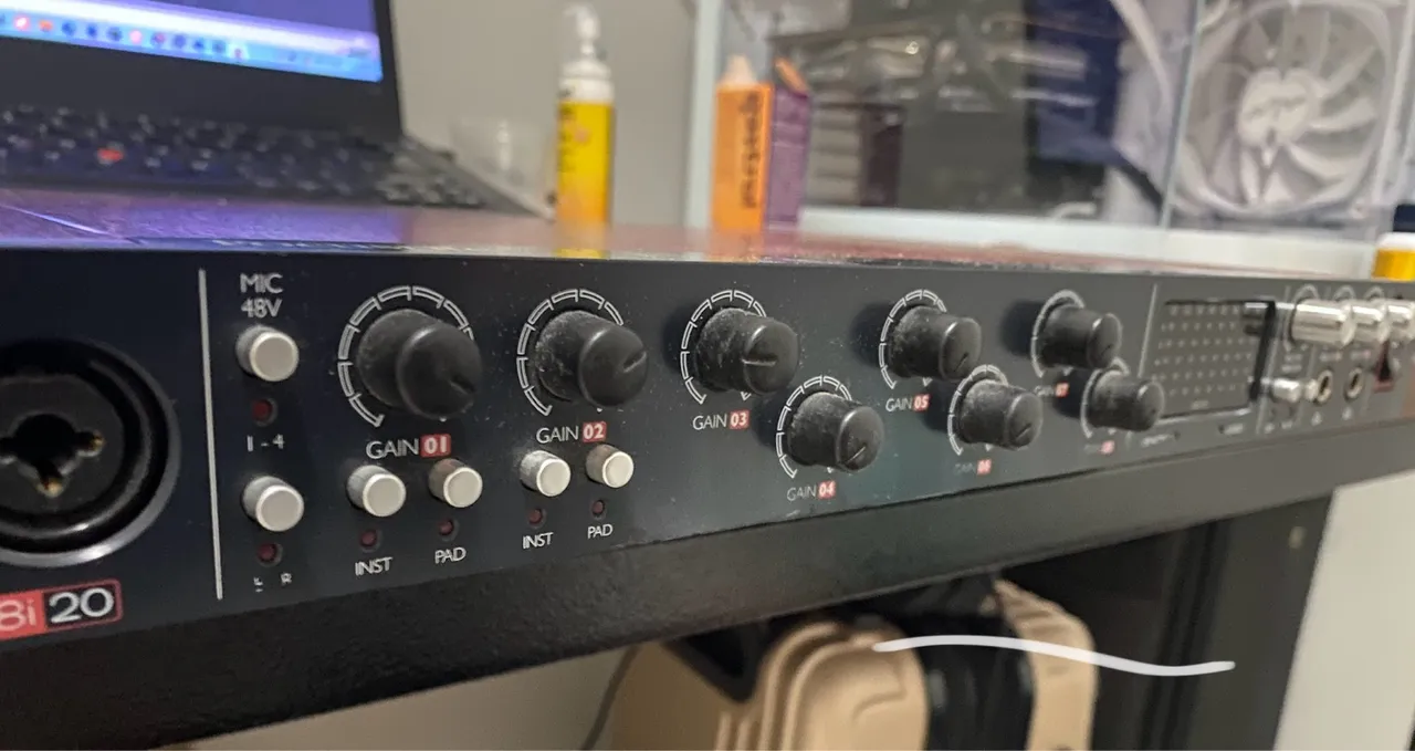 Interface de Áudio Focusrite 18i20