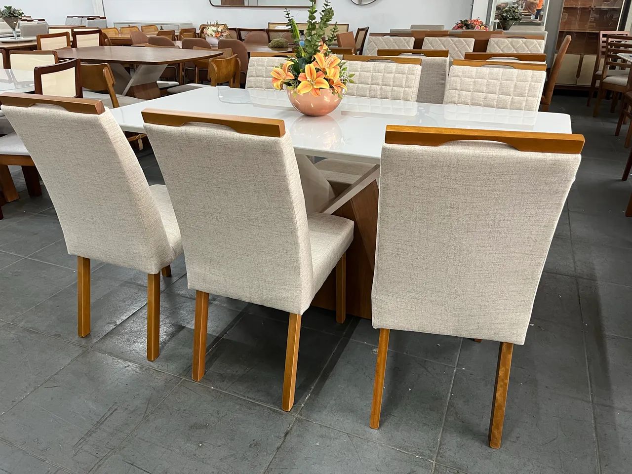 Mesa nova a pronta entrega com cadeiras de madeira  - Foto 3