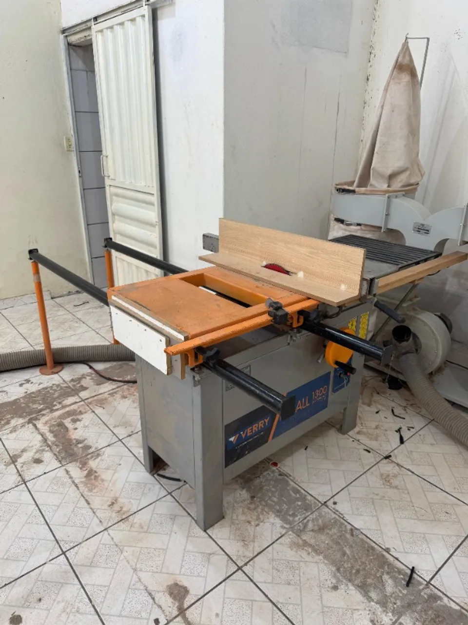 Esquadrejadeira Small 1300 - Máquina Profissional para Corte de Precisão