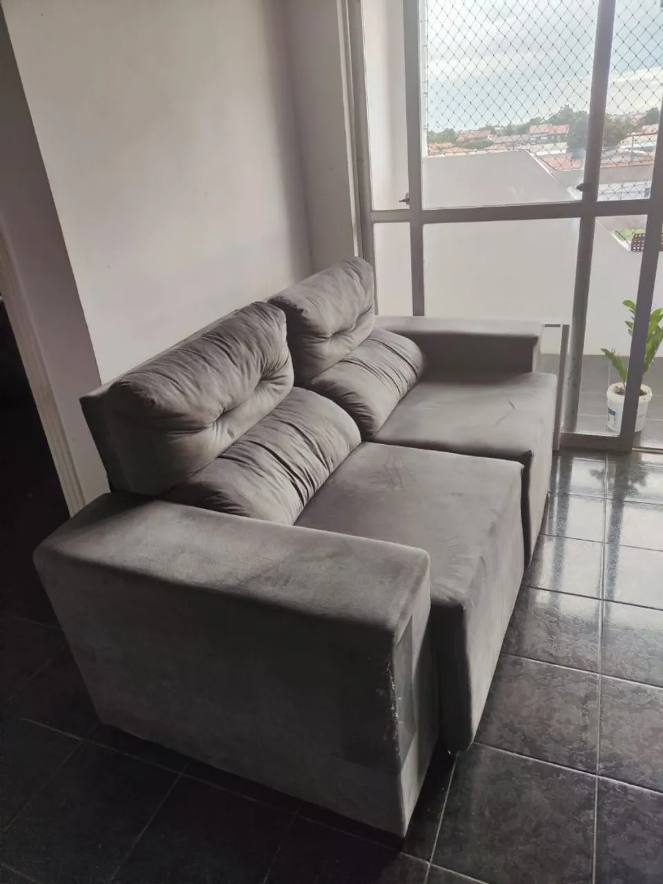 Sofá Cinza Confortável e Moderno