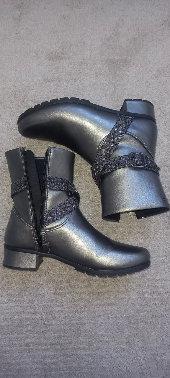 Botas infantis metalizadas com detalhes tamanho 33