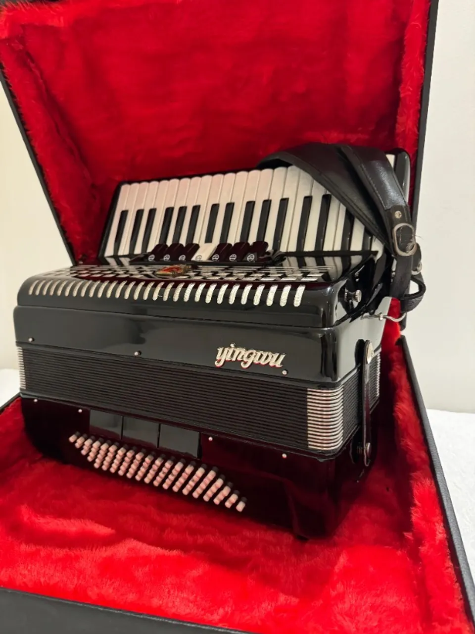 Acordeon / Gaita / Sanfona. Yingwu 80 Baixos Preta. Acompanha estojo!