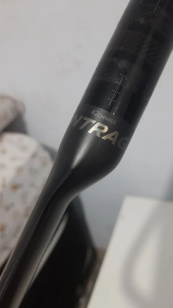 Guidão de Carbono Bontrager XXX , Original 420mm, Semi Novo - Foto 5