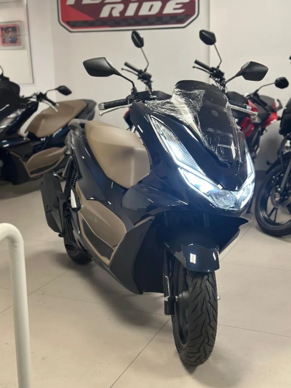 PCX 160 DLX 2026 - Foto 3