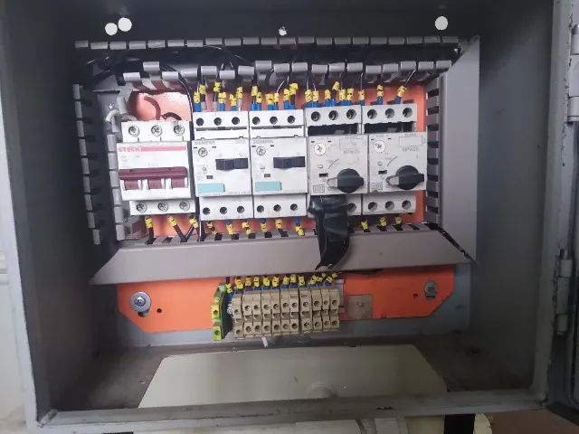 Caixa quadro de comandos elétricos painel com alguns componentes - Foto 5