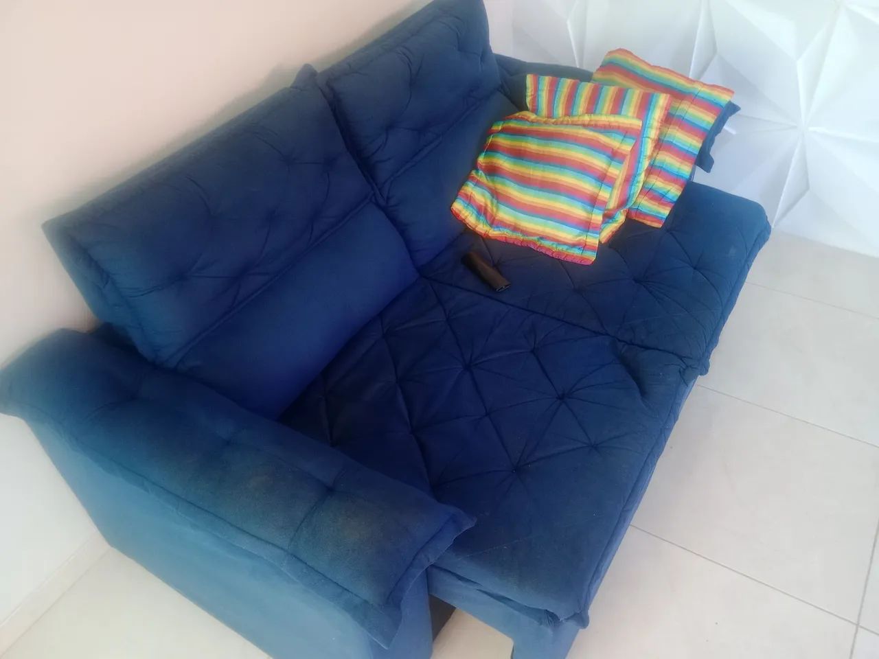 Sofá azul de 2 lugares