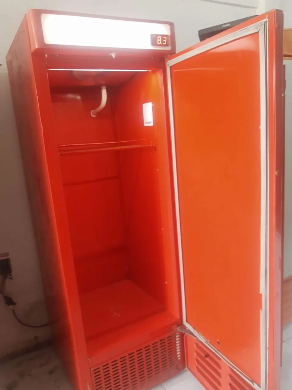 Geladeira Expositora Refrigerada Vermelha