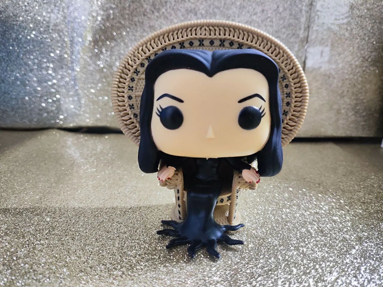 Funko Pop! Original Família Addams Morticia na cadeira - Foto 2