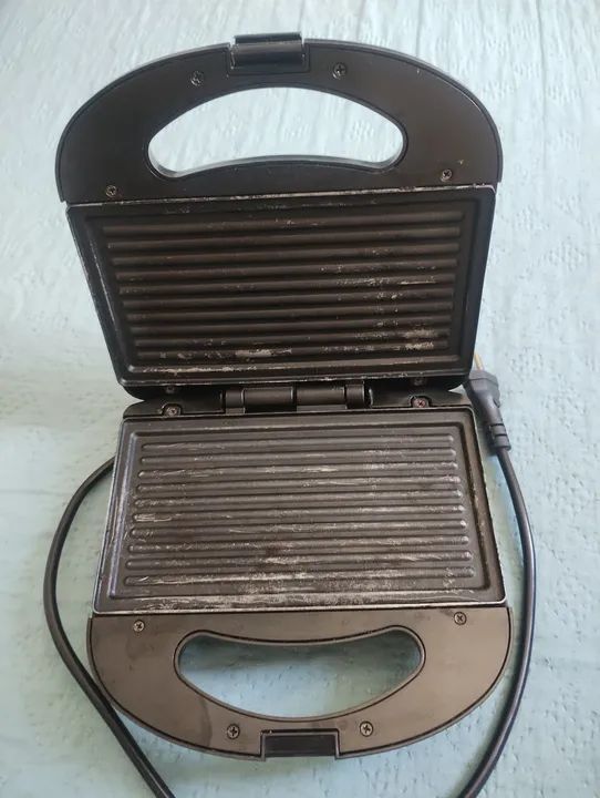 TROCO: Sanduicheira Cadence e Ferro de Passar Roupa Black+Decker 110v por 220v - Foto 6