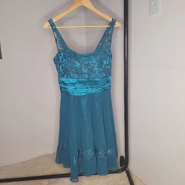Vestido de festa curto verde com echarpe - tamanho M