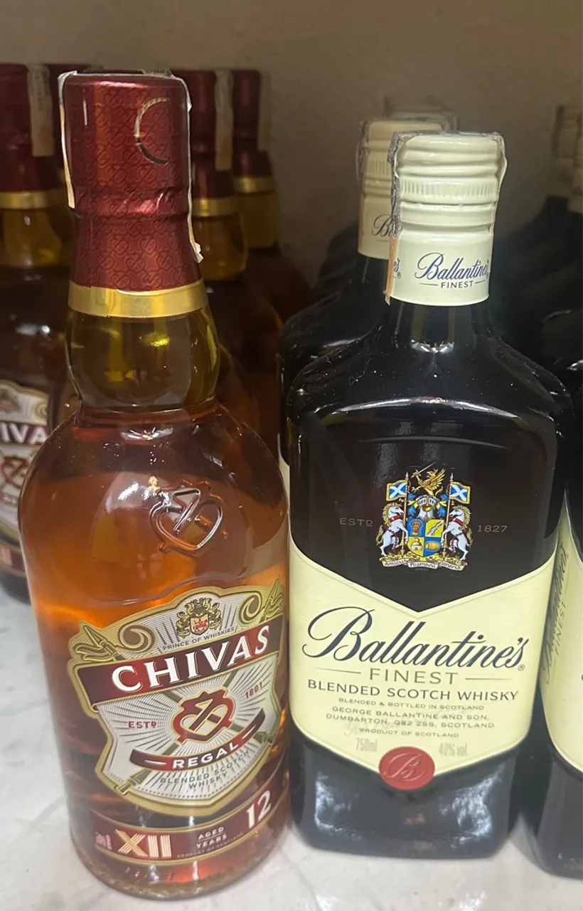 Whisky Chivas Regal 12 anos e Ballantine's Finest