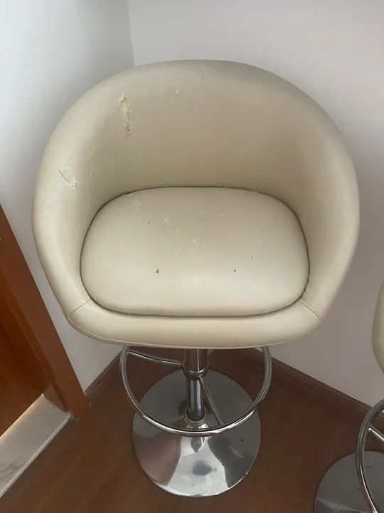 Banqueta giratória estofada branca - Foto 3