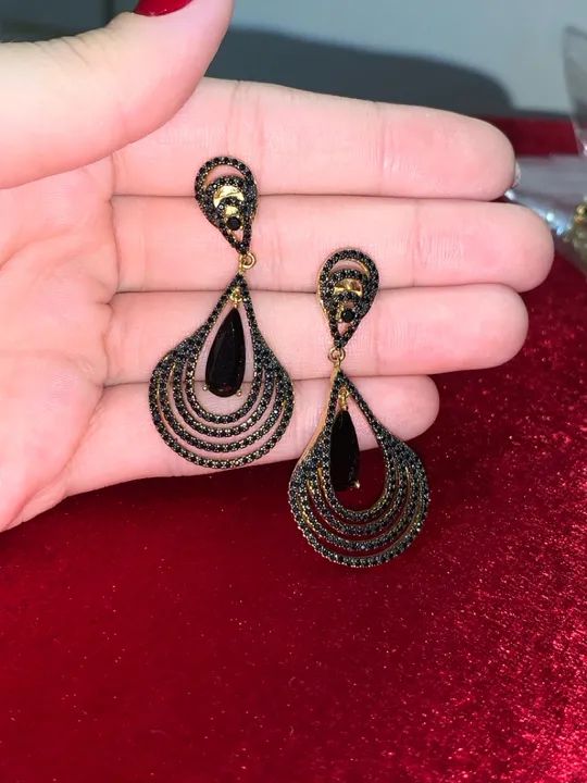 Brincos de gota com pedras pretas