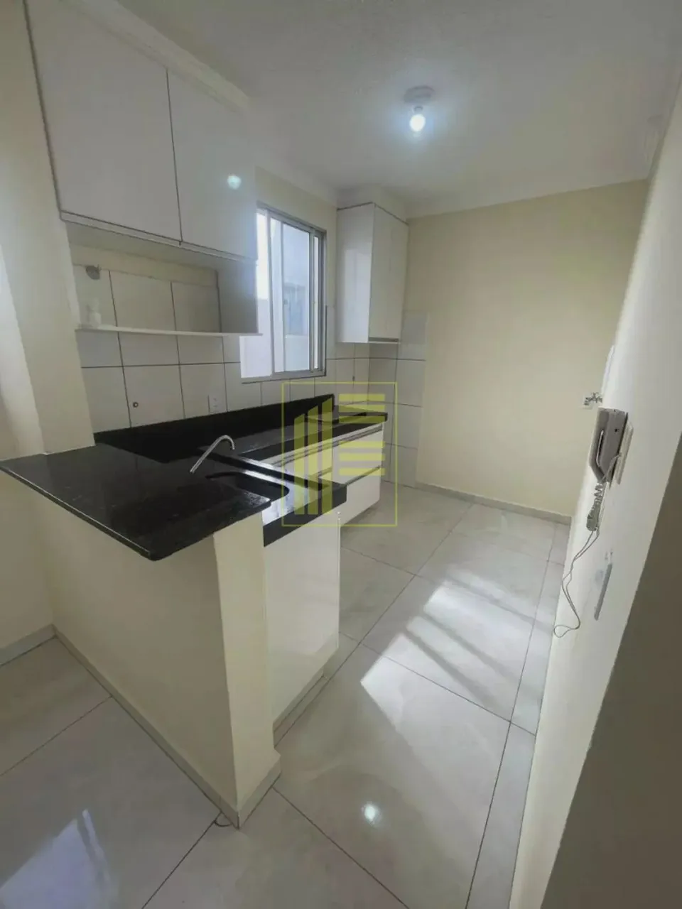 Apartamento com 02 quartos, cozinha planejada e garagem para alugar no Jardim Planalto