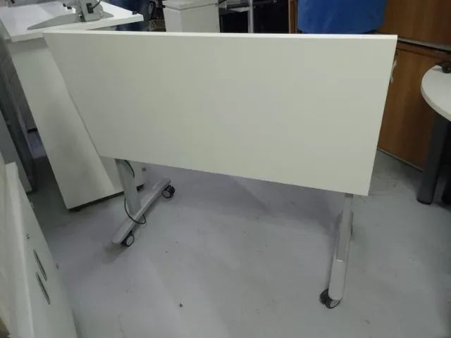 Mesa de Escritório Dobrável  com Rodinhas