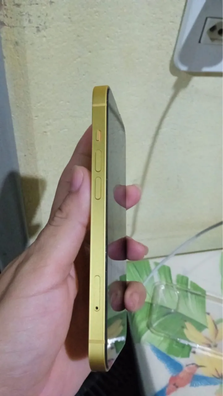 iPhone 14 amarelo