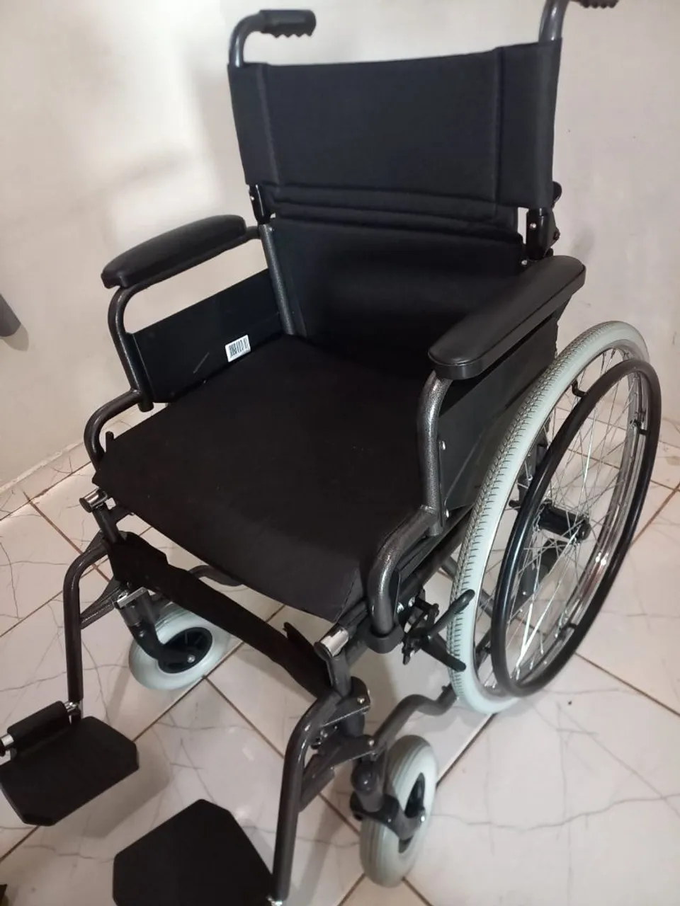 Cadeira de Rodas e outra de banho