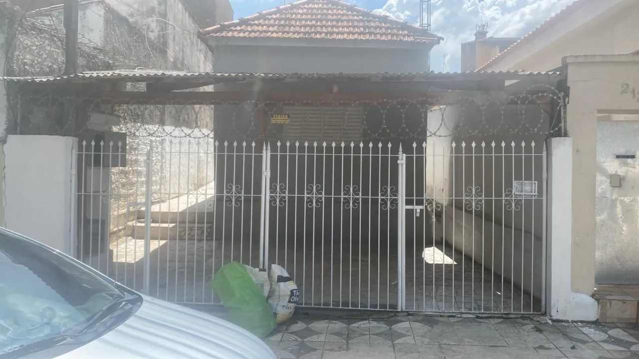 Alugo casa com quintal, garagem e churrasqueira