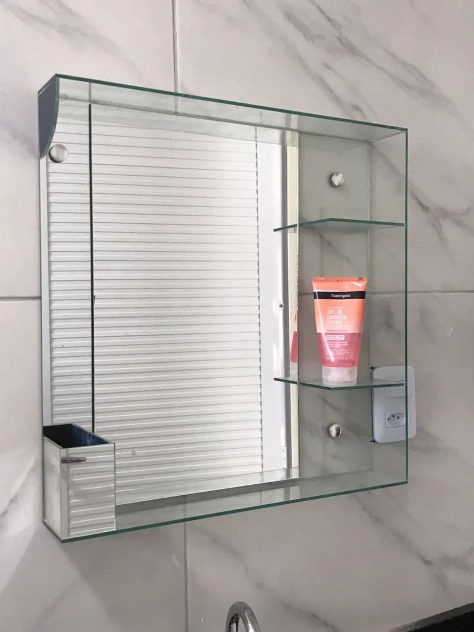 Espelho de banheiro com prateleiras