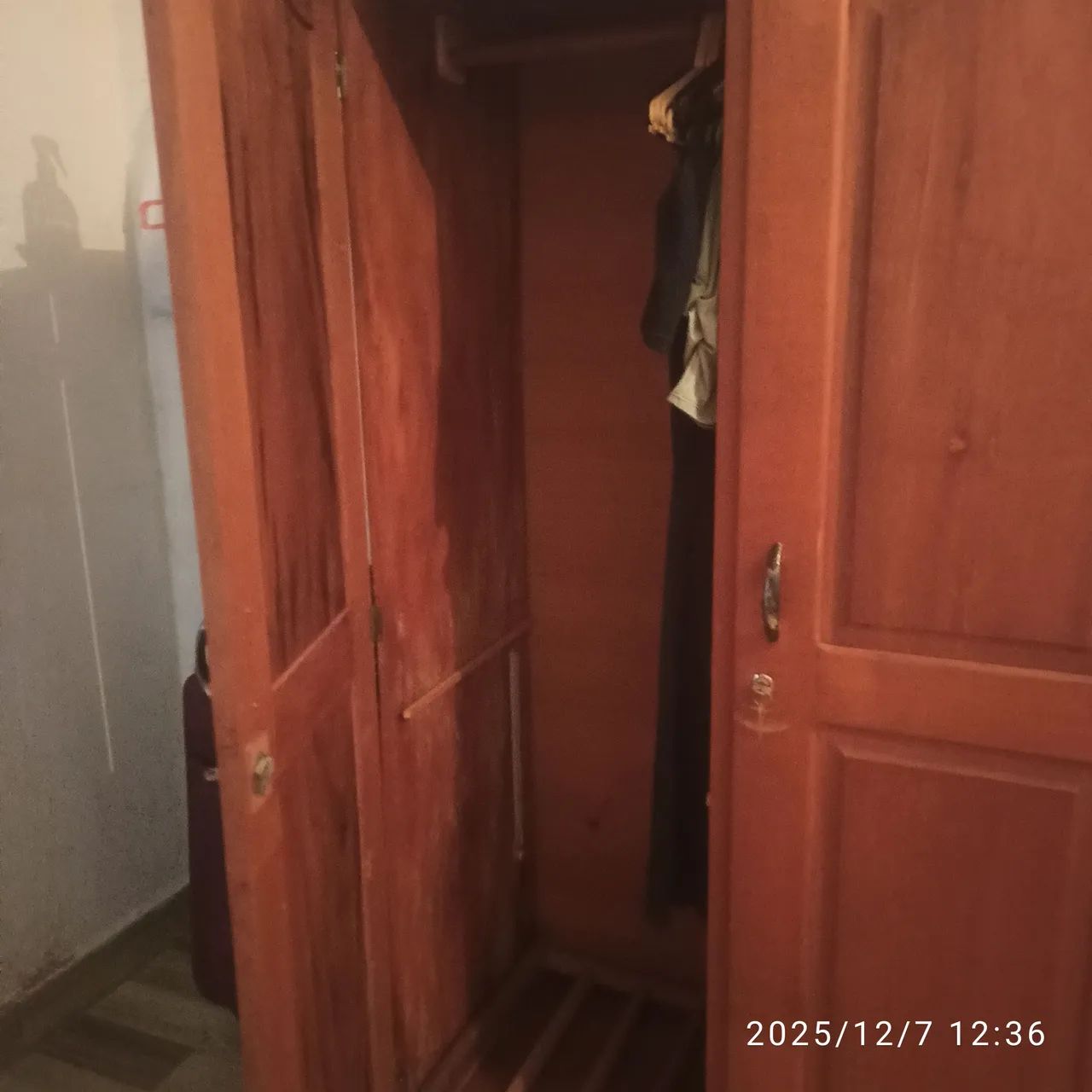 Guarda roupa de madeira  - Foto 4