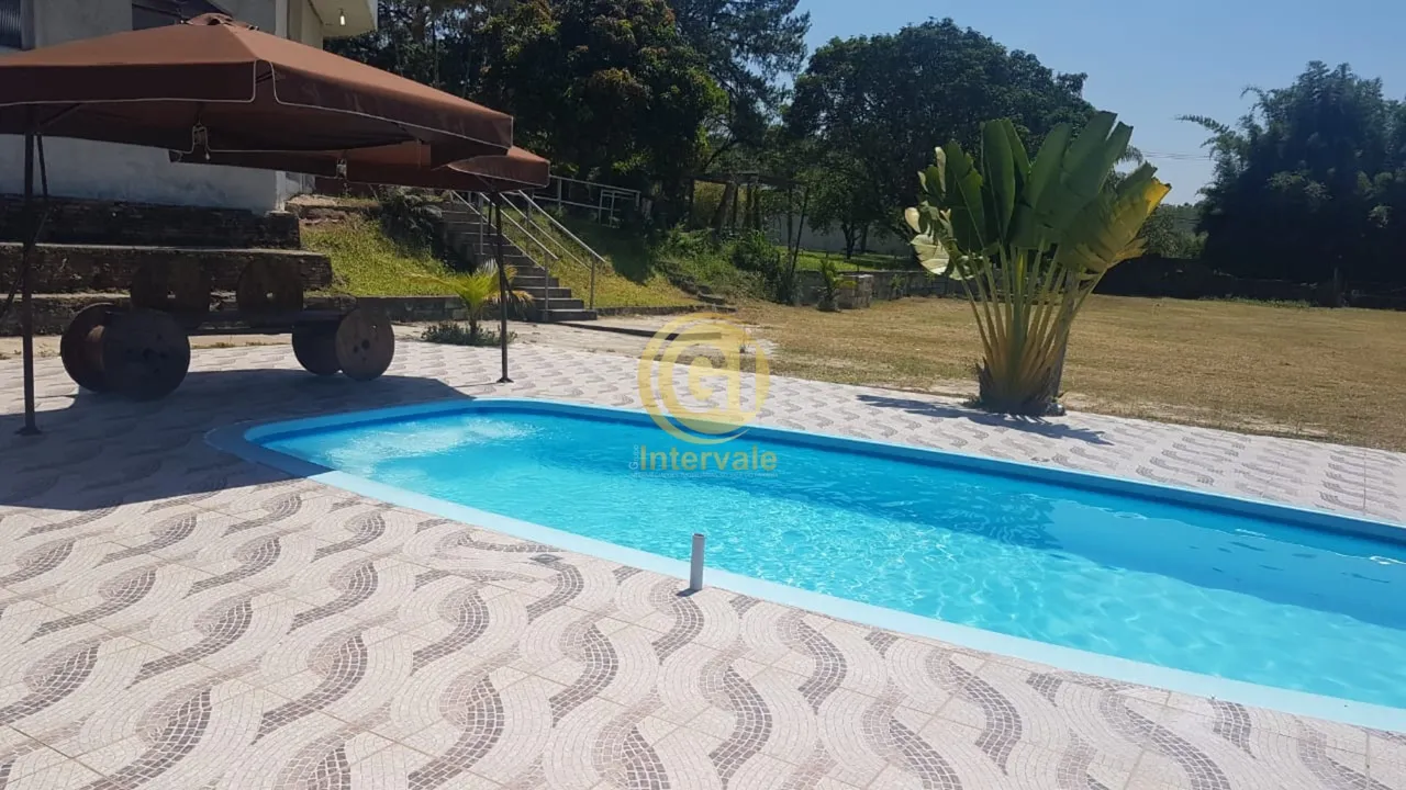 Chácara com piscina para venda ou locação em Jacareí
