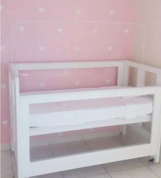 Berço de bebê branco com grades