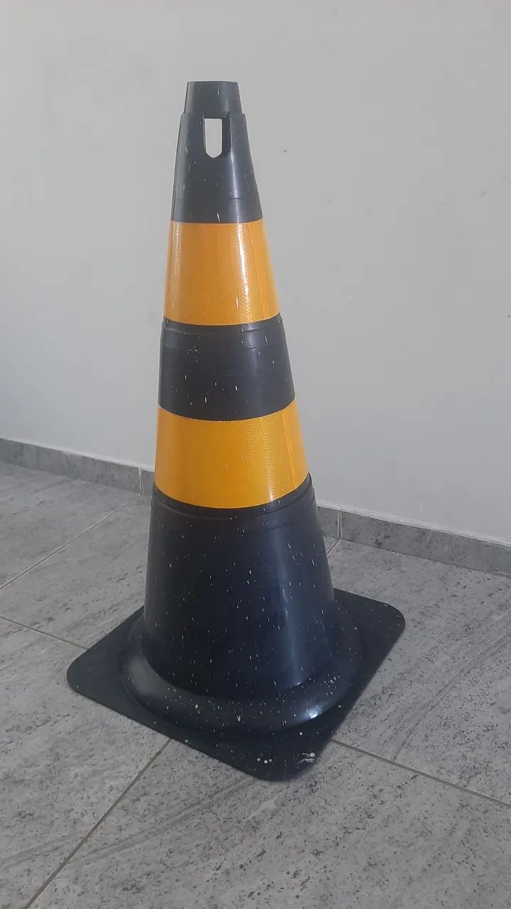 Cone de Sinalização em PVC 70cm - Preto e Amarelo